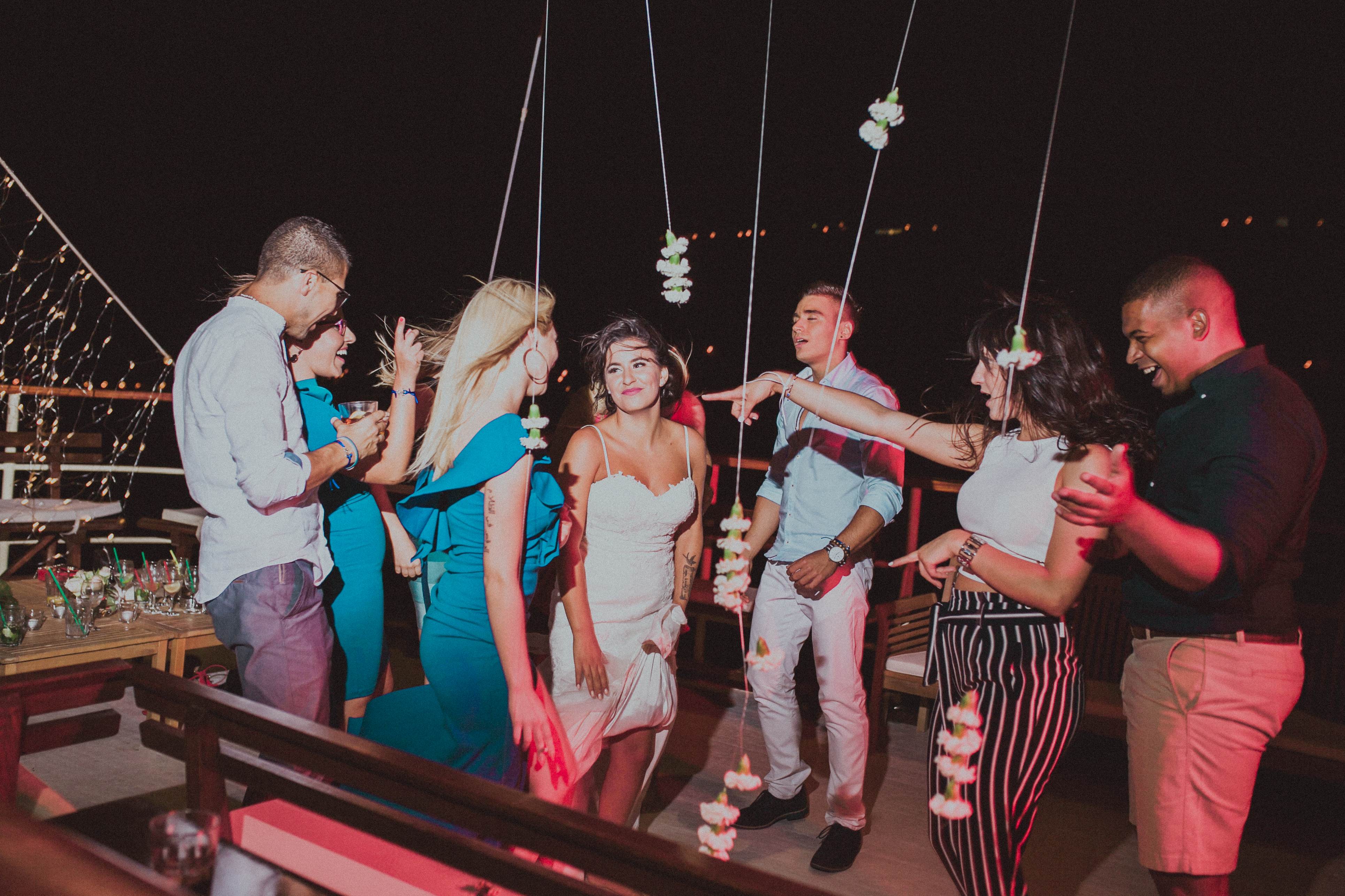 Lachende und tanzende Gäste bei einer Abendparty auf dem Deck der Polaris