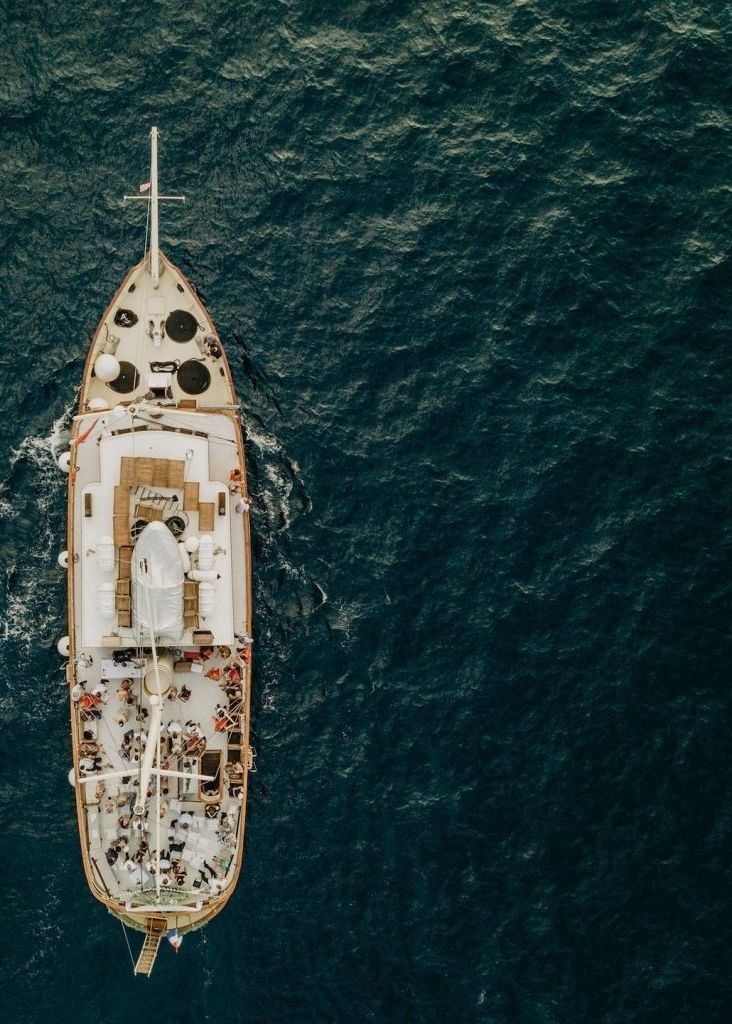 Luftaufnahme der Yacht Polaris auf der tiefblauen Adria bei Split