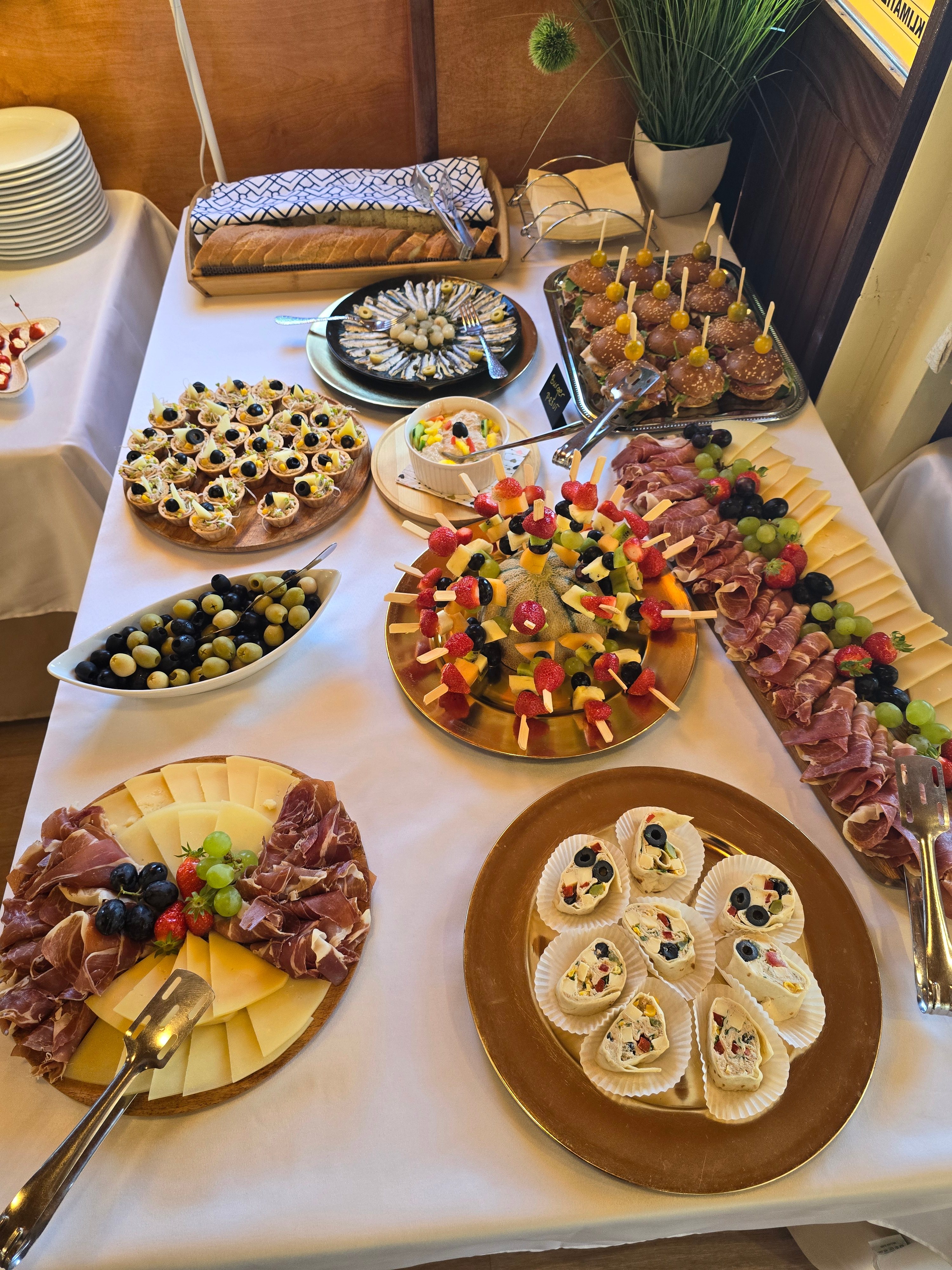 Reichhaltige Auswahl an Canapés, Mini-Burgern, Obstspießen und Aufschnittplatten