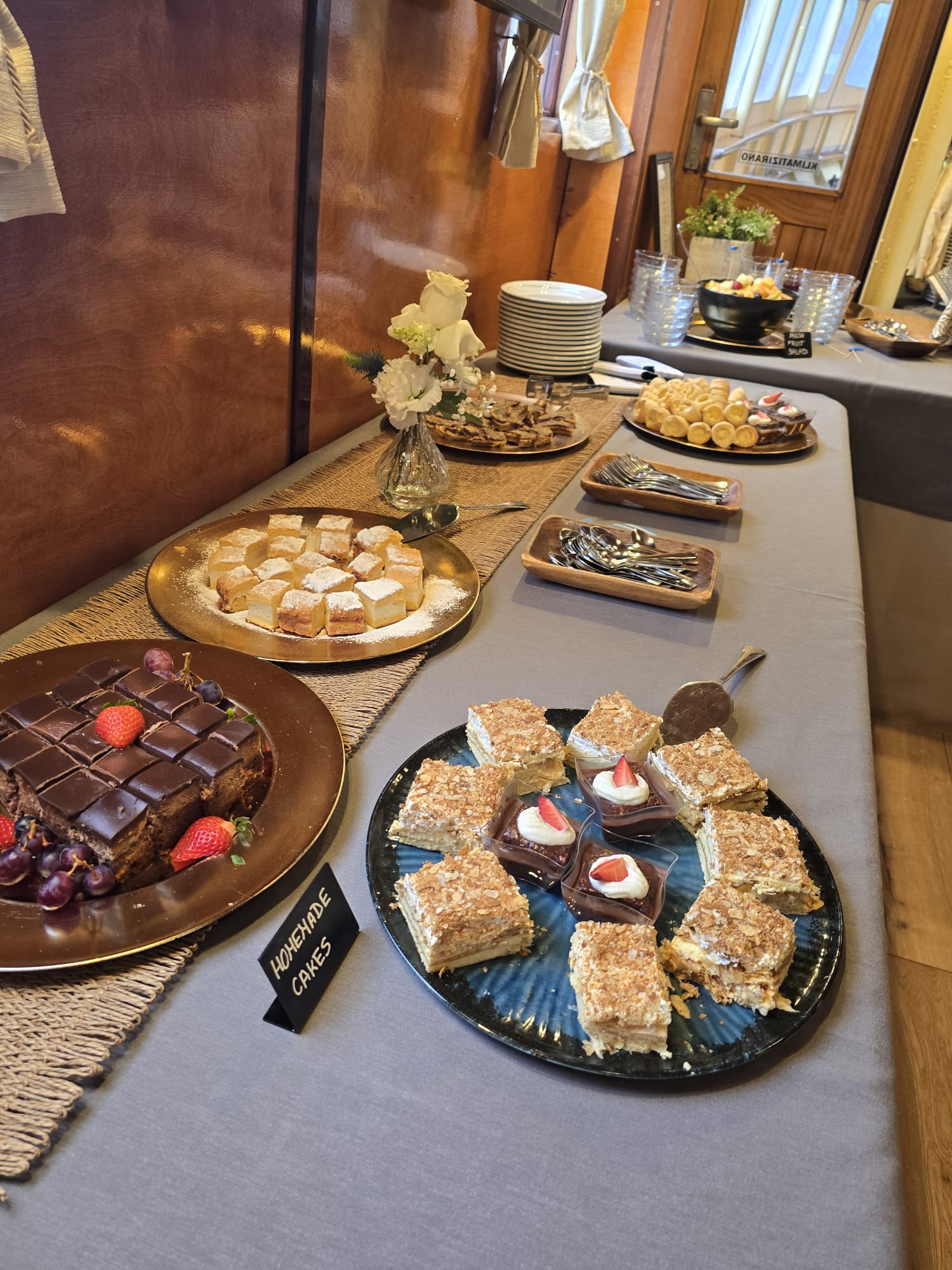 Desserttisch mit Schokoladenkuchen, Cremeschnitten und hausgemachten Kuchen an Bord der Polaris