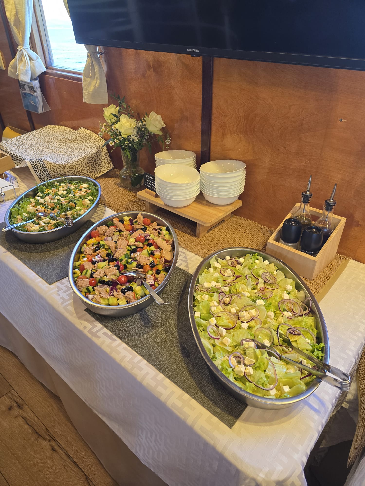 Drei Schüsseln frischer Salate — Rucola, Thunfisch und Eisberg mit Feta und roten Zwiebeln