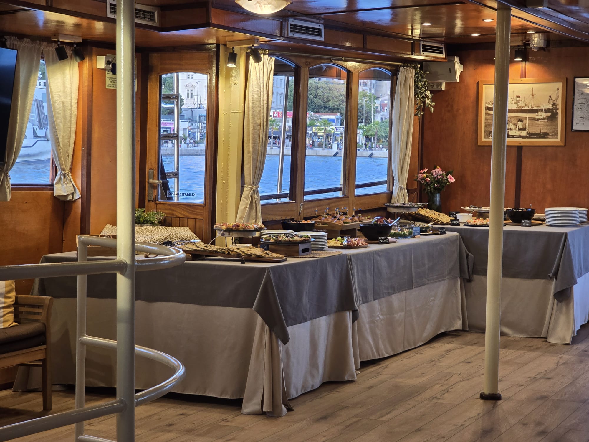 Der Speisesalon der Polaris mit dem Buffet entlang der Fenster mit Blick auf den Hafen
