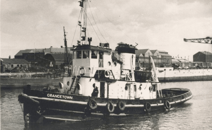 Historisches Schwarzweißfoto des Schleppers Grangetown, der späteren Polaris, im Hafen