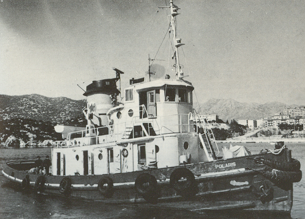 Historisches Schwarzweißfoto von 1977: der Schlepper Polaris im Hafen von Ploče, dahinter die dalmatinischen Hügel und die Küstenstadt