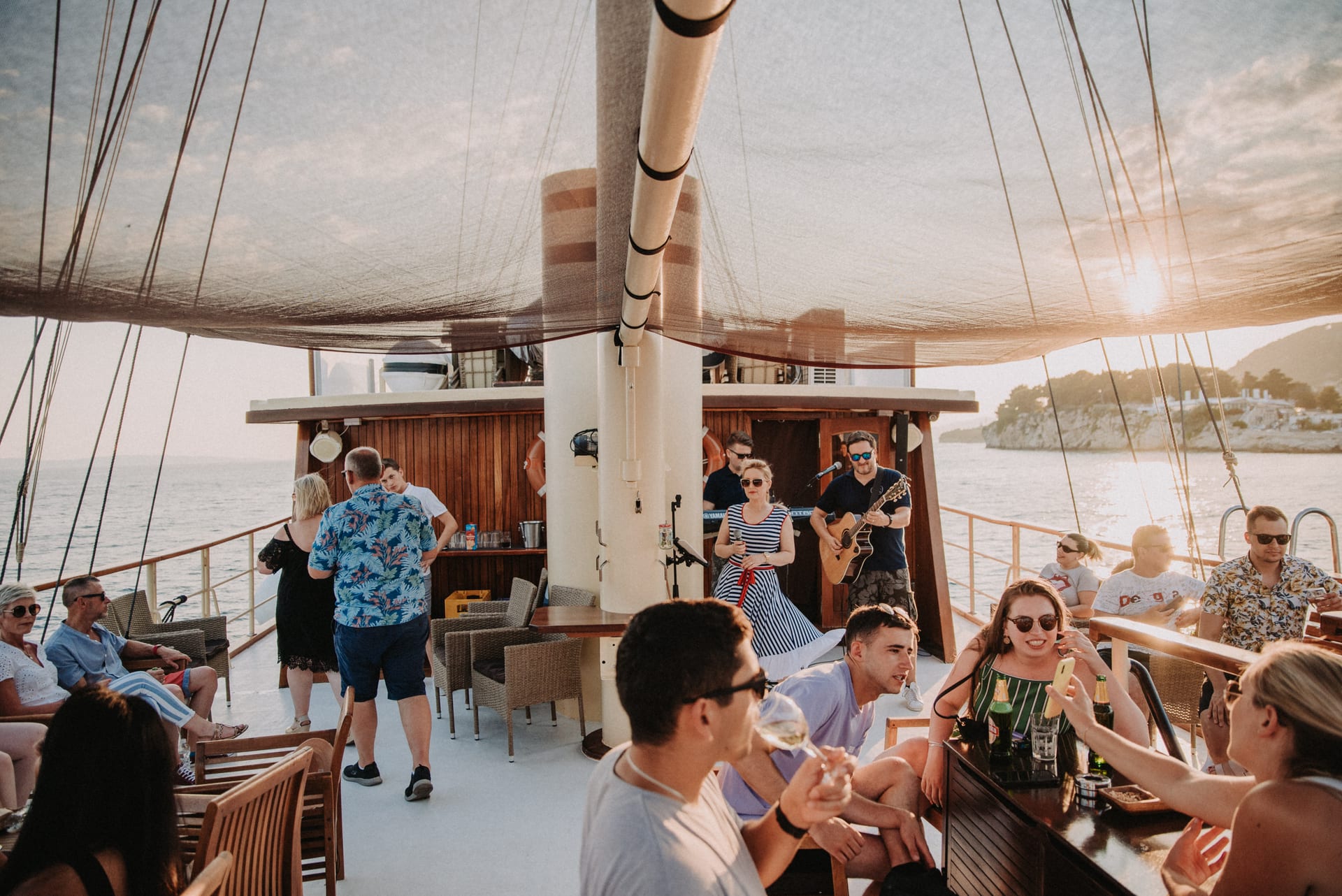 Liveband auf dem offenen Deck der Polaris zur goldenen Stunde