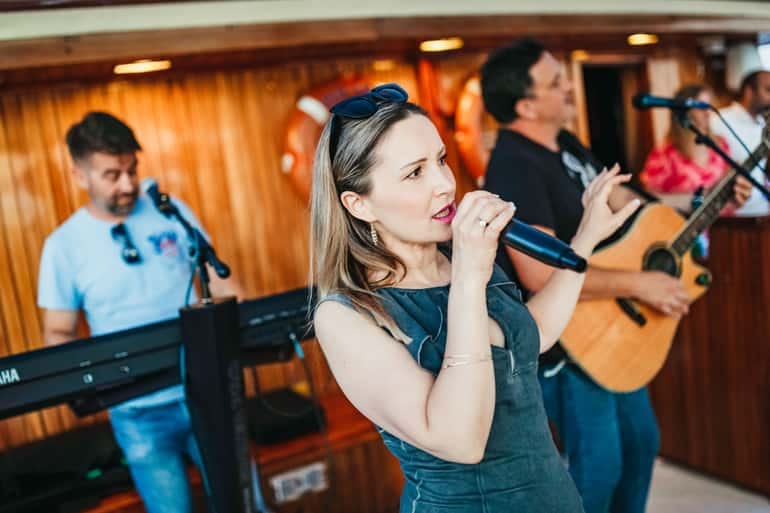 Sängerin mit der Liveband an Bord