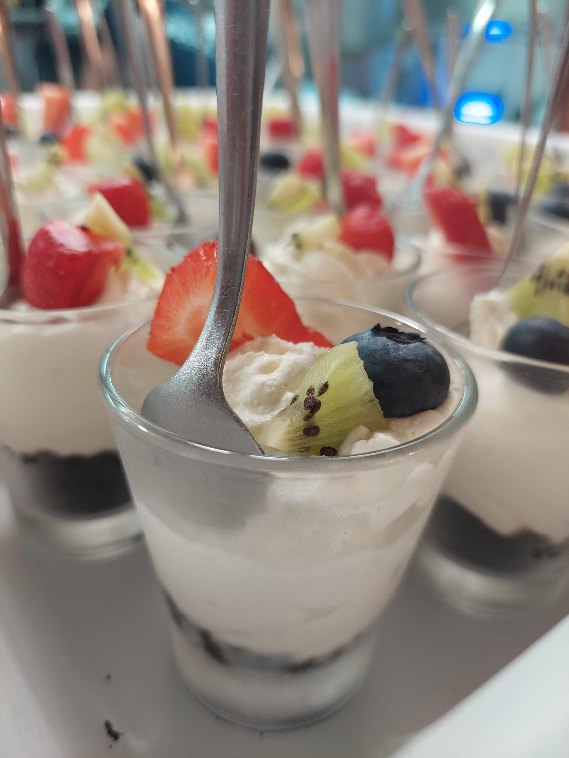 Dessertbecher mit Sahne und frischem Obst
